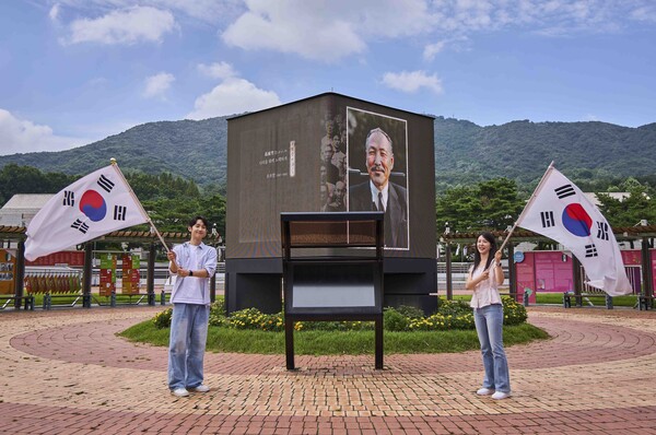 ▲고화질로 복원한 독립운동가의 영상을 관람하고, 또렷하게 복원된 독립운동가의 육성을 들을 수 있는 LED 미디어큐브. ⓒSK텔레콤`