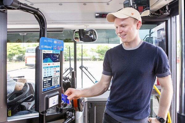 ▲개방형 교통결제 시스템(Open-loop Transit) 도입으로, 외국인 관광객이 제주 시내버스에서 비자 카드를 탭해서 승차하고 있다.  ⓒ비자 코리아