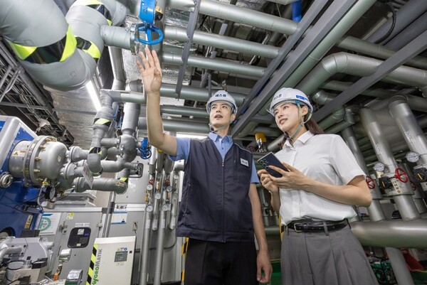 ▲에스원 임직원이 블루스캔의 주요 기능을 설명하고 있다. ⓒ에스원