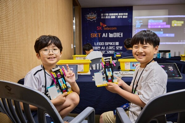 ▲어린이들이 SKT AI 놀이터 부스를 방문해 여러 이벤트를 체험하고 있는 모습. ⓒSKT