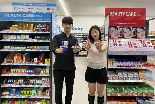 ▲GS25에서 모델들이 건강·뷰티 카테고리 전문매대 앞에서 포즈를 취하고 있다. ⓒGS리테일