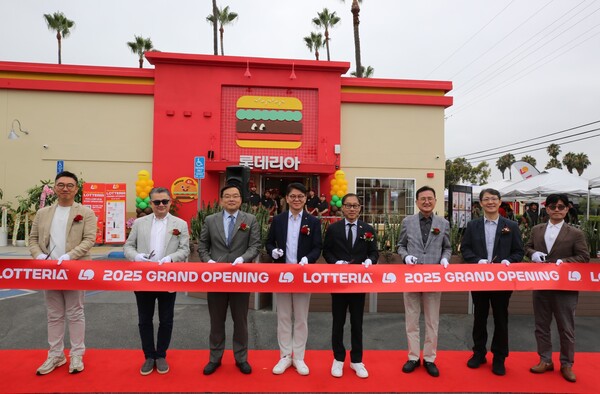 ▲지난 14일(현지시각) 미국 캘리포니아주 내 풀러튼 시티 내 롯데리아 1호점 오픈식에 (사진 왼쪽 세번째부터) 조성호 LA 총영사관 부영사, 차우철 롯데GRS 대표와 프레드 정 풀러튼 시장, 신동권 롯데GRS 사외이사 의장 등 참석해 오픈 커팅식을 진행하고 있는 모습. ⓒ롯데GRS