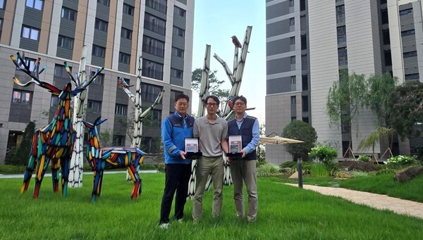 ▲(사진 왼쪽부터)김정재 DL이앤씨 현장소장, 권오규 입예협 회장, 하동완 DL이앤씨 차장. ⓒDL이앤씨