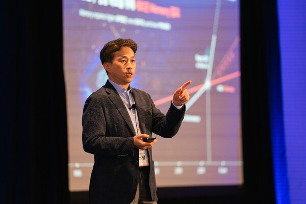 ▲곽노정 SK하이닉스 사장이 지난해 글로벌 포럼에서 기조연설을 하고 있는 모습. ⓒSK하이닉스