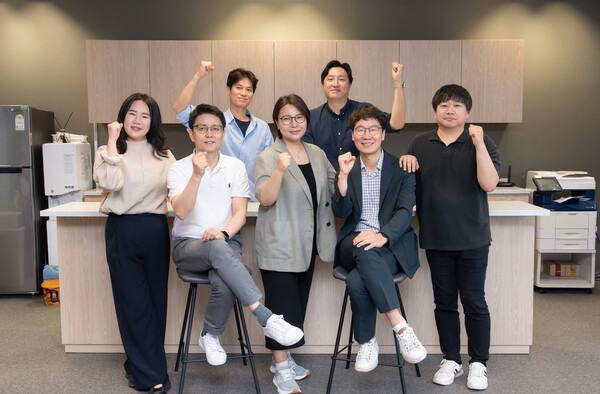 ▲지난 14일 서울 광화문 교보생명 본사 '이노스테이지'에서 교보생명 사내벤처 4기 구성원들이 기념사진을 찍고 있다.  ⓒ교보생명