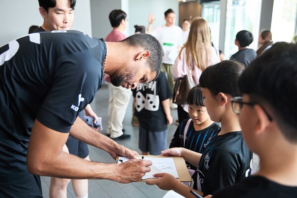 ▲행사에 참여한 가족들이 현대캐피탈 ‘캐슬 오브 스카이워커스’를 방문해 선수들과 어울리고 있는 모습. ⓒ현대캐피탈