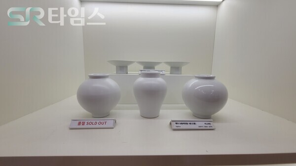 ▲품절된 달항아리 굿즈. 온갖 사물의 빛을 안는 백자의 빛깔은 특정한 색이기보다 조선의 마음을 의미하며 자연스럽고 담백한 맛을 풍기는 여유를 상징한다. ⓒ박현주 기자