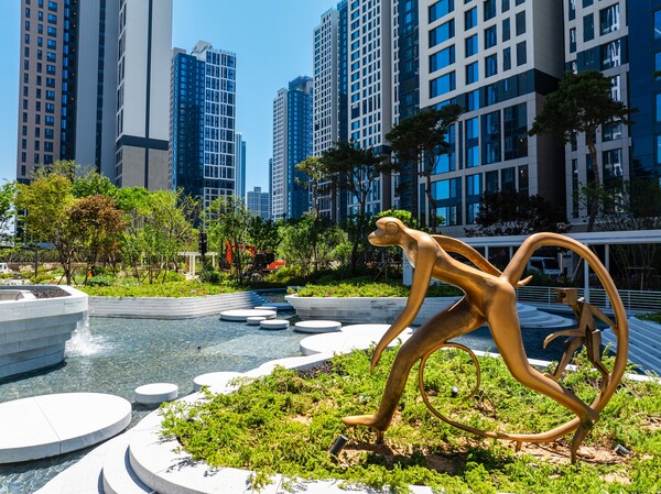 ▲힐스테이트 레이크 송도 4차 수경시설에 전시된 대상작품 정은형 작가의 ‘돌봄에 대하여’. ⓒ현대건설