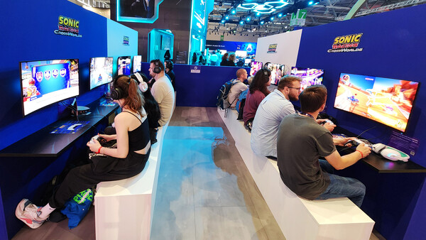 ▲독일 쾰른 '게임스컴 2025' 세가 부스에서 삼성디스플레이 QD-OLED가 탑재된 모니터로 신작 게임을 체험하는 관람객의 모습. ⓒ삼성디스플레이