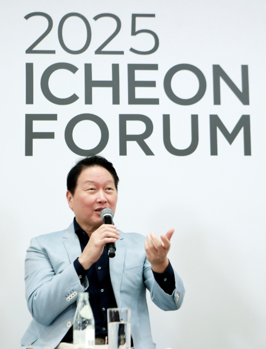 ▲ 최태원 SK그룹 회장은 20일 “이제는 AI/DT 기술을 속도감 있게 내재화해 차별화된 경쟁력을 만들어야 하는 시대”라며 “구성원 개개인이 AI를 친숙하게 가지고 놀 수 있어야 혁신과 성공을 이룰 수 있다”고 AI 체화의 중요성을 강조했다. ⓒ SK