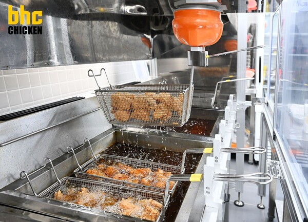 ▲bhc가 첨단 튀김로봇 ‘튀봇(TuiiBot)’ 운영 매장을 전국 30개로 확대했다. ⓒ다이닝브랜즈그룹