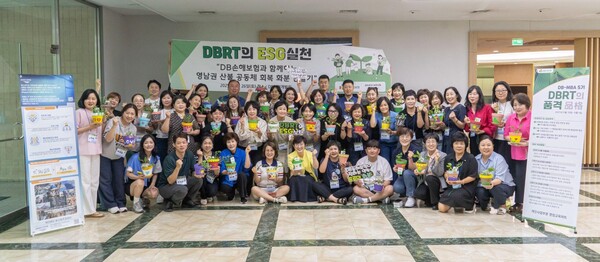 ▲지난 7월 26일 경기도 광주시 DB인재개발원에서 DBRT참가자들이 직접 제작한 화분과 함께 기념 촬영을 하고 있다. ⓒDB손해보험.