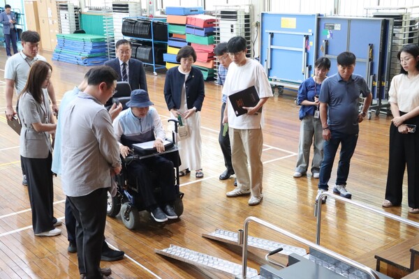 ▲이애형 경기도의원이 학교 체육관 무대 장애인 접근 편의시설 현장 점검을 하고 있다. ⓒ경기도의회