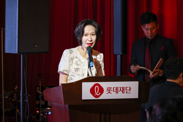 ▲롯데재단은 지난 21일 '신격호 평전' 독후활동 공모전 수상자와 임직원이 함께한 'LOTTE ON PAGE'를 개최했다. 사진은 장혜선 롯데재단 이사장이 인사말을 전하는 모습. ⓒ롯데재단