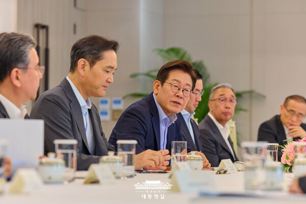 ▲재명 대통령과 도널드 트럼프 미국 대통령의 첫 한미 정상회담(25일·워싱턴DC)에 국내 주요 그룹 총수 등 최소 16명이 경제사절단으로 합류한다. ⓒ대통령실