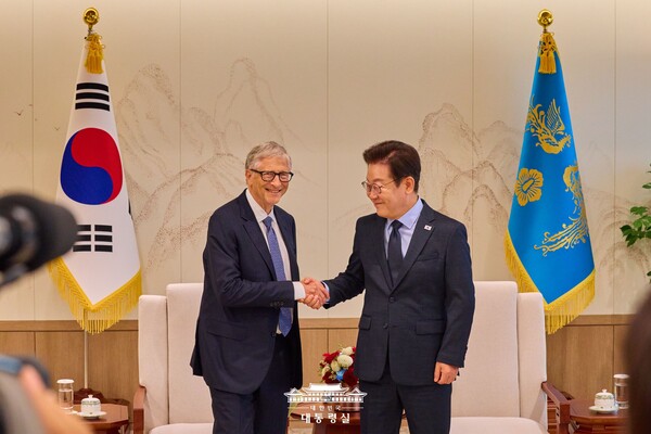 ▲이재명 대통령이 21일 용산 대통령실에서 방한 중인 빌 게이츠 게이츠재단 이사장을 접견하고 글로벌 보건·기후 협력 방안을 논의했다. ⓒ대통령실