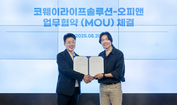 ▲지난 20일 서울 구로구 지타워 코웨이라이프솔루션 본사에서 진행된 업무협약식에서 김명곤 코웨이라이프솔루션 대표(사진 왼쪽)와 오종관 오픈닥터 대표가 기념 촬영을 하고 있다. ⓒ코웨이