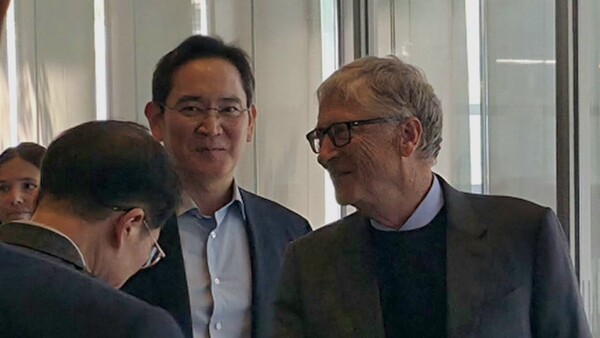 ▲이재용 삼성전자 회장이 22일 삼성전자 서초 사옥을 방문해 오찬을 함께 한 빌 게이츠 게이츠재단 이사장을 배웅하고 있다. ⓒ삼성전자