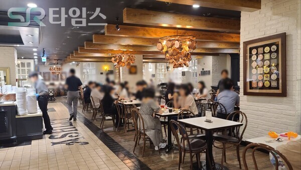 ▲애슐리퀸즈 잠실롯데캐슬점 내부 전경. 1~2인 소규모 단위 객뿐 아니라 가족 등 단체 손님으로 북적였다. ⓒ박현주 기자