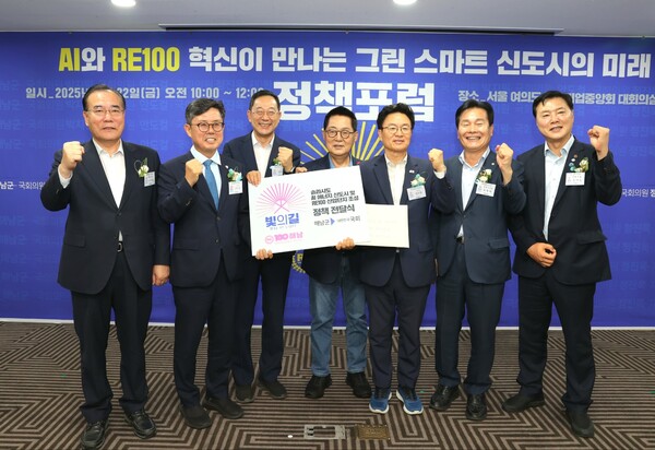 ▲(사진 왼쪽부터)이개호 의원, 안도걸 의원, 명현관 해남군수, 박지원 의원, 정진욱 의원, 주철현 의원, 조계원 의원. ⓒ해남군