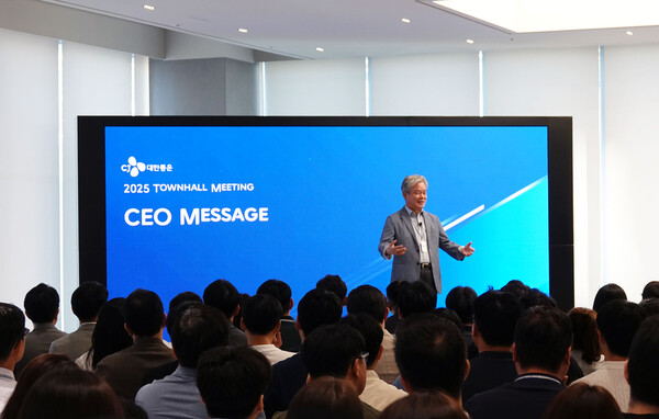 ▲CJ대한통운 신영수 대표가 22일 서울 종로 본사에서 열린 임직원 대상 2025 타운홀 미팅에서 발표하고 있다. ⓒCJ대한통운