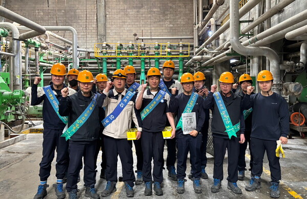 ▲깨끗한나라 청주공장 안전 TFT가 안전 캠페인 활동을 전개하고 있다. ⓒ깨끗한나라