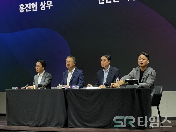 ▲(왼쪽부터)홍진헌 전략담당 상무, 현신균 사장, 김홍근 디지털비즈니스사업부장 부사장, 김태훈 AI클라우드사업부장 전무가 25일 'AX 미디어데이'에서 기자들의 질문에 답하고 있다. ⓒ윤서연 기자