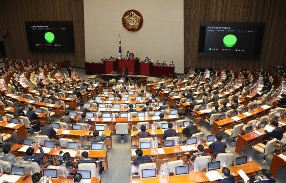 ▲'노란봉투법'(노동조합법 2·3조 개정안)이 국회 본회의를 통과한 지 불과 하루 만에, 현대제철과 네이버 비정규직 노동자들이 원청과의 직접 교섭을 공식 요구하고 나섰다. ⓒ국회