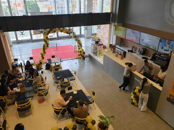 ▲이마트24가 8월 21일 한국 편의점 최초로 인도 1호점인 BHS점을 오픈했다. 사진은 인도 1호점(BHS) 내부 모습. 1층과 2층으로 복층 구성돼 상품으로 K푸드·K콘텐츠·K뷰티를 강화했다. ⓒ이마트24