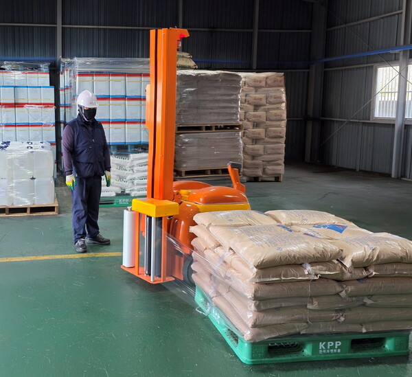 ▲LG화학이 지원한 이동식 랩핑기로 (주)부승화학 직원이 제품을 포장하고 있다. ⓒLG화학