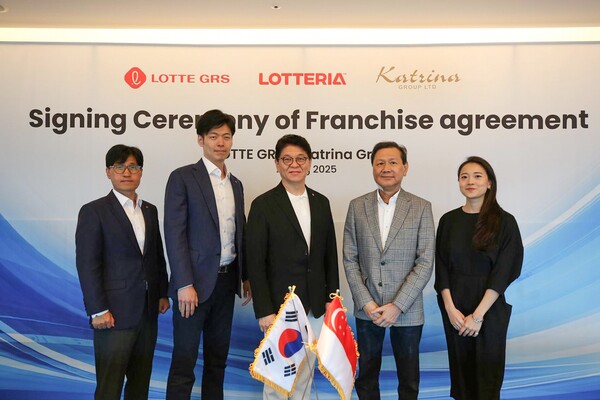 ▲(사진 왼쪽부터) 25일 롯데월드타워에서 이권형 롯데GRS 글로벌사업부문 상무, 신유열 롯데지주 미래성장실장(부사장), 차우철 롯데GRS 대표와 카트리나 그룹 알란 고 대표, 크리스탈 고 이사가 기념 촬영을 하고 있다. ⓒ롯데GRS