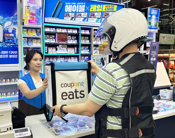 ▲GS25 매장에서 쿠팡이츠 퀵커머스(배달) 서비스 연출 이미지. ⓒGS리테일