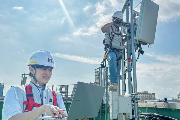 ▲KT 직원들이 AI-RAN 기술 검증을 진행하는 모습. ⓒKT