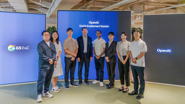 ▲서울 종로구 GS건설 본사서 21일 허윤홍 GS건설 대표(왼쪽 네번째) 및 관계자와 오픈AI 담당자들이 기념사진을 촬영하고 있다. ⓒGS건설