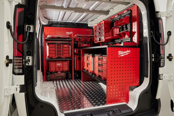 ▲랙킹 솔루션 및 밀워키 팩아웃이 적용된 PV5 카고 모델 ⓒ기아