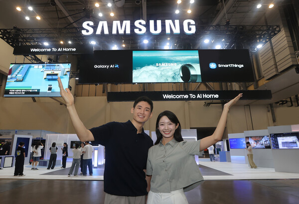 ▲삼성전자 모델이 '기후산업국제박람회(WCE) 2025'가 열리는 부산 벡스코에 위치한 삼성전자 전시관을 소개하고 있다. ⓒ삼성전자