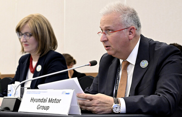 ▲켄 라미레즈(오른쪽) 현대차그룹 HMG에너지&수소사업본부 부사장이 25일부터 27일까지 부산 벡스코에서 열린 제16차 청정에너지 장관회의 산업탈탄소 및 에너지 효율 세션에 참석해 발언하고 있다. ⓒ현대차그룹