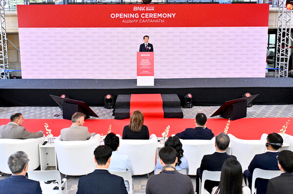 ▲김성주 BNK캐피탈 대표가 26일 카자흐스탄 알마티에서 진행한 카자흐스탄 은행법인(BNK Commercial Bank) 개소식에서 인사말을 하고 있다. ⓒBNK금융그룹