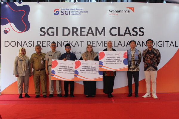 ▲지난 26일 인도네시아 자카르타 SDN Cilincing 07 초등학교에서 열린 'SGI 드림클래스 전달식'에서 오상훈 SGI서울보증 자카르타 대표사무소장(오른쪽 두 번째)과 교직원들이 기념촬영을 하고 있다. ⓒSGI서울보증