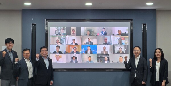 ▲NH농협금융은 지난 26일 서울 중구 본사에서 ‘25년 제2차 농협금융 글로벌 전략협의회’를 개최했다. 이날 회의를 주재한 조정래 부사장(왼쪽에서 세 번째)과 참석자들이 기념 촬영을 하고 있다. ⓒ농협금융