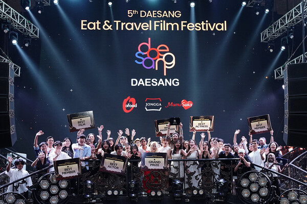 ▲24일 인도네시아 발리에서 열린 ‘5th DAESANG E.T.F.F.’ 시상식에서 참가자들이 단체사진을 촬영하고 있다. ⓒ대상그룹