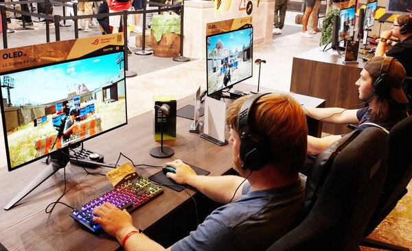 ▲지난 20~24일(현지 시간) 독일 쾰른에서 열린 세계 최대 게임 쇼 '게임스컴 2025'에 방문한 관람객들이 LG디스플레이 게이밍 OLED를 체험하고 있다. ⓒLG디스플레이