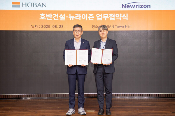 ▲문갑 호반건설 경영부문 대표(사진 왼쪽), 이승욱 뉴라이즌 대표. ⓒ호반건설