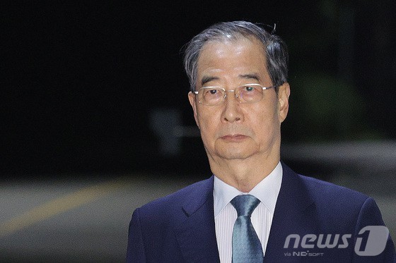 ▲12·3 비상계엄 과정에서 윤석열 전 대통령의 내란 행위를 방조한 혐의를 받는 한덕수 전 국무총리가 27일 오후 구속영장이 기각된 후 경기 의왕시 서울구치소를 나서고 있다.