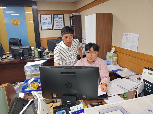 ▲Sh수협은행 정책자금 지원봉사단이 지난 28일, 전남 고창군수협을 방문해 실무교육을 비롯한 현장지원활동을 펼치는 모습. ⓒSh수협은행