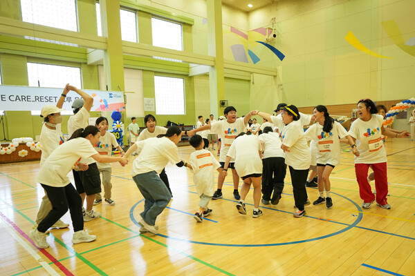 ▲8월 30일 오후, 충무스포츠센터에서 열린 운동회에서 위케어리셋 크루 캠페인 크루원들이 운동회에 참여하고 있다. ⓒ한화생명