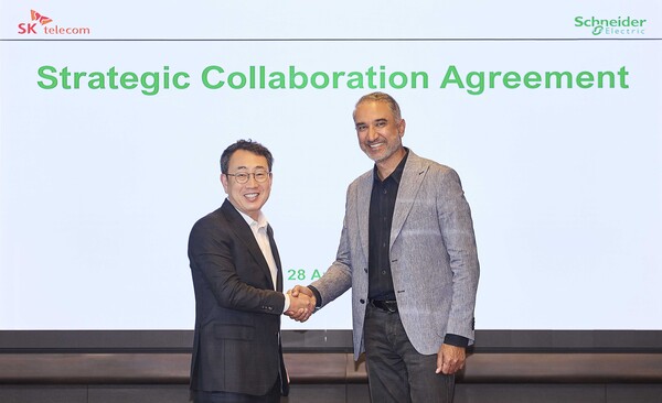 ▲유영상 SKT 대표(왼쪽)와 판카즈 샤르마 슈나이더 일렉트릭 시큐어 파워 및 서비스 총괄 사장이 기념사진을 찍고 있다. ⓒSKT