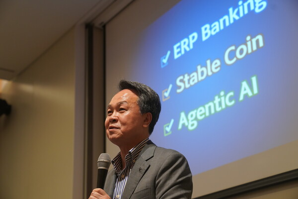 ▲신한금융그룹은 지난 28일부터 이틀간 제주도에서 금융 담당 애널리스트 30여 명을 초청해 ‘신한금융그룹 애널리스트 데이’를 개최했다. 이 자리에서 진옥동 신한금융그룹 회장은 “변화와 위기 속에도 고객과 함께 성장하는, 고객 중시의 새로운 가치를 창출하겠다”고 말했다. ⓒ신한금융그룹