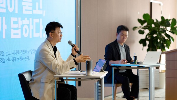 ▲지난달 28일 이호정 SK네트웍스 사장이 서울 종로구 본사에서 ‘구성원이 묻고, 리더가 답하다’란 명칭으로 구성원들과 대화하는 시간을 가졌다. ⓒSK네트웍스