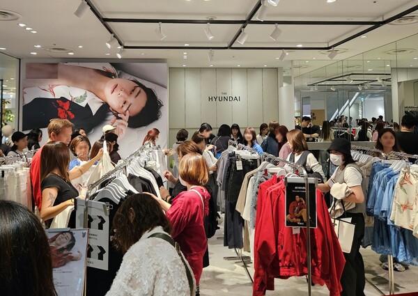 ▲지난해 5월 현대백화점이 일본 도쿄 쇼핑몰 파르코 시부야점에서 진행한 더현대 글로벌 팝업스토어가 고객들로 붐비고 있다. ⓒ현대백화점